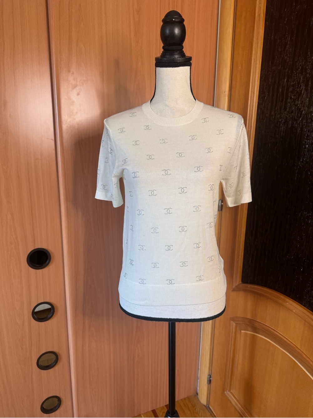 CHANEL Cream Short Sleeve Knit Top with Subtle Swarovski CC Eyelet Motif Sz M - Picture 3 of 16